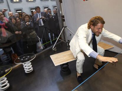 Lapo Elkann, con algunos de sus diseños.