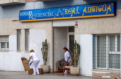 Dos trabajadores en una de las residencias donde vivían los ancianos afectados.