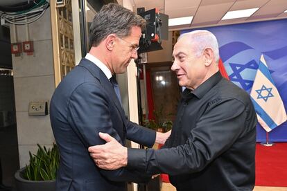 El primer ministro saliente de Países Bajos, Mark Rutte, junto a su homólogo israelí, Benjamin Netanyahu, el lunes en Jerusalén.