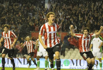 Llorente celebra el primer gol del Athletic.