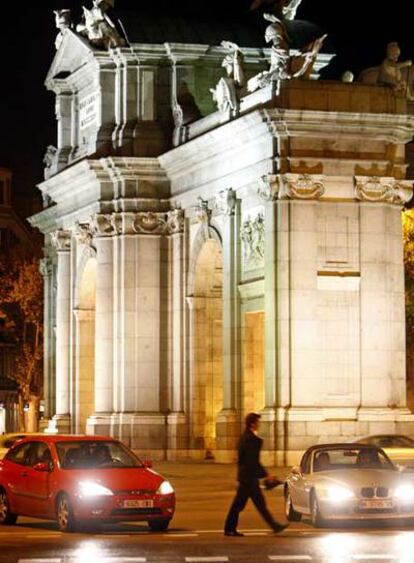 Paso de peatones en la confluencia de la plaza de la Independencia con Alcalá.