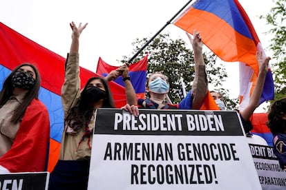 Manifestantes armenios celebran el reconocimiento del genocidio armenio por parte de EE UU.