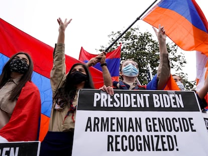 Manifestantes armenios celebran el reconocimiento del genocidio armenio por parte de EE UU.