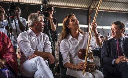 Carolina recibe un presente tras la presentación del proyecto Capoeira para la paz.