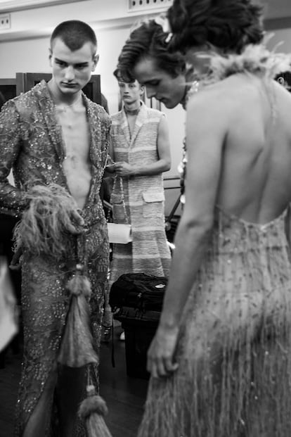 Modelos tras el desfile en uno de los salones del Hotel Wellington.