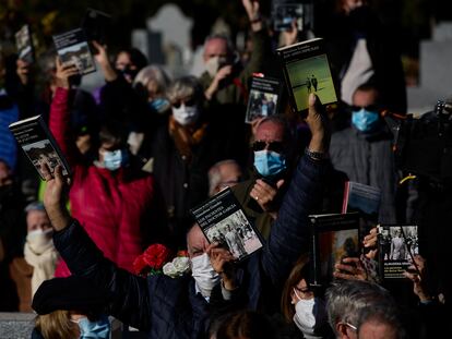 Varias personas con libros en la mano en homenaje a Almudena Grandes, en el entierro de la escritora en el cementerio de La Almudena.