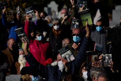 Varias personas con libros en la mano en homenaje a Almudena Grandes, en el entierro de la escritora en el cementerio de La Almudena.