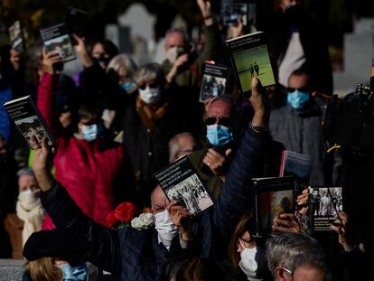 Varias personas con libros en la mano en homenaje a Almudena Grandes, en el entierro de la escritora en el cementerio de La Almudena.