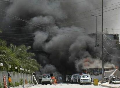 Coches incendiados durante los enfrentamientos de ayer en la ciudad santa de Kerbala.