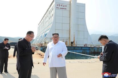 El líder norcoreano Kim Jong Un inspecciona el complejo turístico Mount Kumgang, Corea del Norte, en esta imagen sin fecha publicada por la Agencia Central de Noticias de Corea del Norte (KCNA) el 23 de octubre de 2019.