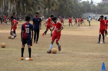 La fundación aporta seis jugadores a la selección de niños de India que, junto a 48 delegaciones de los grupos vinculados a StreetFootballWorld, jugarán un mundial paralelo en Rusia.