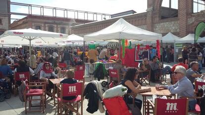 Terraza en la Plaza Matadero Madrid durante el mercado de productores artesanos.