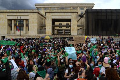 La marcha de este martes en la Plaza de Bolívar de Bogotá a favor del "aborto libre, feminista y antirracista". Las manifestantes exigen una legalización total del aborto, puesto que la interrupción voluntaria del embarazo en Colombia solamente está permitida en tres causales.