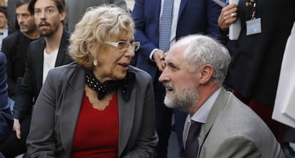 La alcaldesa de Madrid, Manuela Carmena, con el coordinador de la Alcald&iacute;a, Luis Cueto.