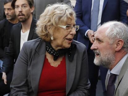 La alcaldesa de Madrid, Manuela Carmena, con el coordinador de la Alcald&iacute;a, Luis Cueto.