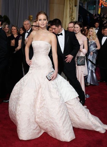 Jennifer Lawrence, imagen de la línea de bolsos Miss Dior, fue fiel a la casa francesa. Este vestido, que evoca un traje de novia, fue uno de los encargados de cerrar el desfile de alta costura primavera/verano 2013 de Raf Simons para Dior.