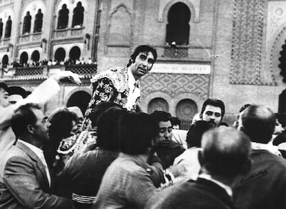 José Fuentes, a hombros por la Puerta Grande de Las Ventas el 12 de octubre de 1981.