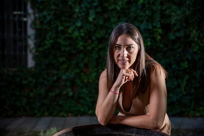 Alejandra Rivas, heladera y propietaria de Rocambolesc, posa en el jardín de El Celler de Can Roca.