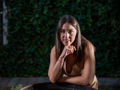 Alejandra Rivas, heladera y propietaria de Rocambolesc, posa en el jardín de El Celler de Can Roca.