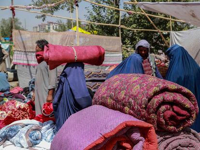 Artículos del hogar de segunda mano a la venta en un bazar local en Kabul. Los afganos que planean huir del país o necesitan dinero en efectivo para comprar víveres y alimentos recurren a vender sus pertenencias, ya que la economía del país está en ruinas debido a la incertidumbre.