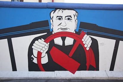 Este mural de Georg Lutz representa al líder soviético Mijaíl Gorbachov conduciendo.