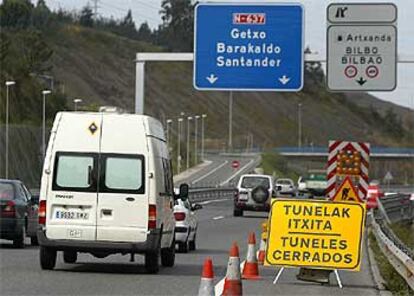 Un cartel avisa a los conductores del cierre de los accesos a los túneles de Artxanda y Ugasko.