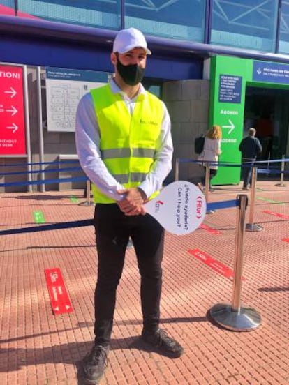 Personal de apoyo en Fitur para garantizar el protocolo sanitario.