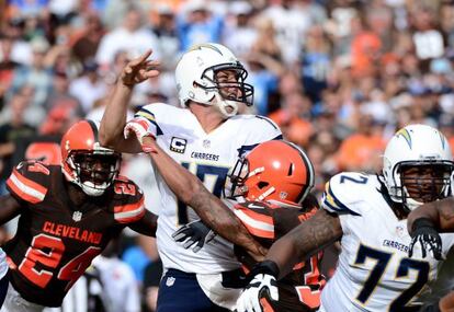 Philip Rivers, de los San Diego Chargers, durante una jugada en el partido contra Cleveland.