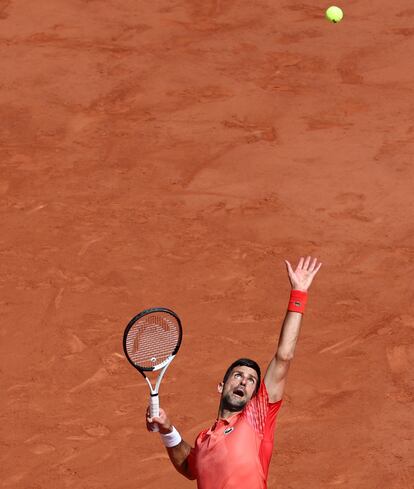 El serbio Djokovic sirve a Alcaraz durante la semifinal.