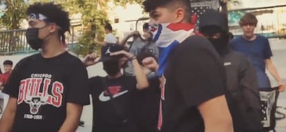 Captura de un videoclip grabado por Bárcena, el asesino confeso del rapero Isaac (en primer plano con la bandera), y uno de los menores sentenciados por el crimen a su lado.