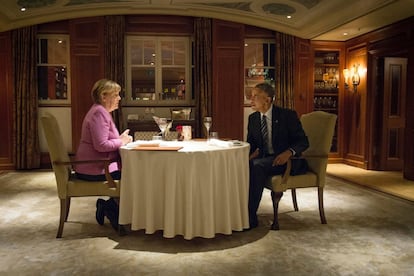 El expresidente de Estados Unidos Barack Obama y la canciller alemana Angela Merkel asisten en una cena privada en el hotel Adlon de Berlin, el 17 de noviembre de 2016.