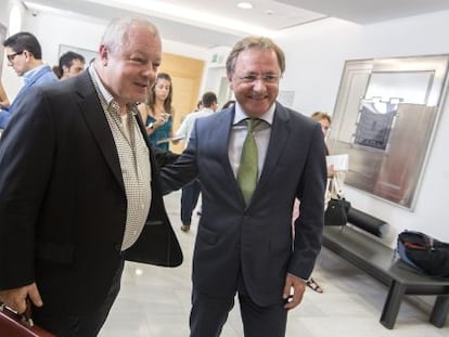 &Aacute;ngel de la Fuente, autor de las balanzas fiscales, junto al consejero Moragues.