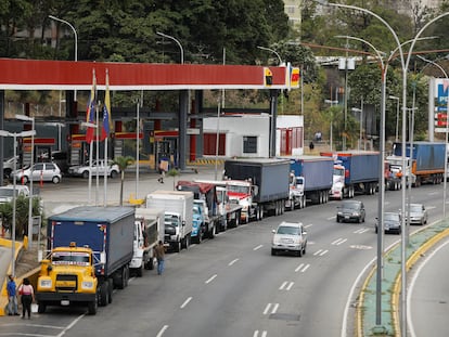 Camiones se alinean a lo largo de una avenida para llenar sus tanques en una estación de servicio como parte de una creciente escasez de diésel, en Caracas, Venezuela, el pasado 5 de marzo.