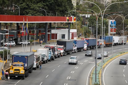 Camiones se alinean a lo largo de una avenida para llenar sus tanques en una estación de servicio como parte de una creciente escasez de diésel, en Caracas, Venezuela, el pasado 5 de marzo.