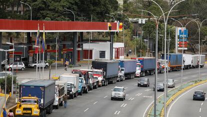 Caminhões fazem fila em avenida de Caracas para encher o tanque em um posto no dia 5, em meio à crescente escassez de diesel.