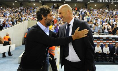 Zidane y S&aacute;nchez Flores se saludan antes del partido.