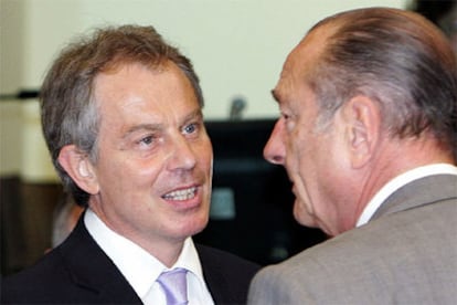 El primer ministro británico, Tony Blair (izquierda), junto al presidente francés, Jacques Chirac, antes de empezar la cumbre de la UE.