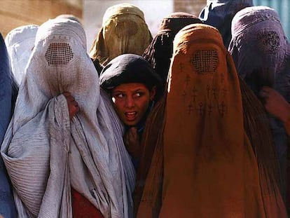 Mujeres afganas, en 1996, en una imagen mostrada en <i>Latidos de un mundo</i> <i>convulso</i> y galardonada con el Premio Ortega y Gasset.