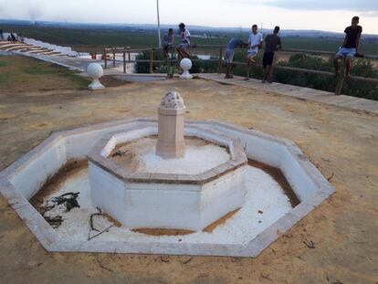 Varios menores a la entrada del cortijo frente a una fuente con la estatua rota. Foto tomada el 19 de spetiembre.