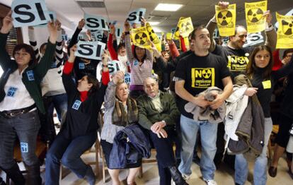 Vecinos de Yebra muestran su apoyo o rechazo al almacén nuclear en el pleno del Ayuntamiento.