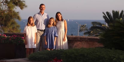 GRAF9122. PALMA DE MALLORCA, 29/07/2018.- Los Reyes Felipe y Letizia y sus hijas, la princesa Leonor (2d) y la infanta Sofía, posan esta tarde en el Palacio de la Almudaina de Palma, en la tradicional sesión fotográfica en el inicio de sus vacaciones en la isla. EFE/ Ballesteros