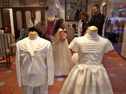 Escaparate de una tienda de trajes de primera comunión en Valencia.