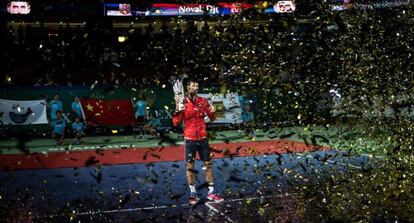 Djokovic posa con su trofeo en Shangh&aacute;i.