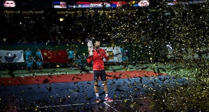 Djokovic posa con su trofeo en Shanghái.