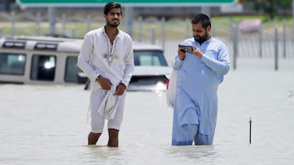 Dos hombres caminan a través de una inundación en Dubái, Emiratos Árabes, el pasado 17 de abril
