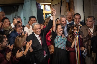 Al recibir el bastón de mando de parte de López Obrador, el 7 de septiembre.