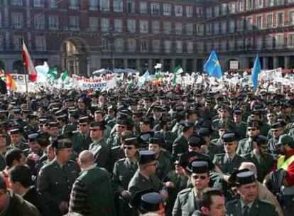 Agentes uniformados de la Guardia Civil abarrotan la Plaza Mayor de Madrid durante la protesta convocada ayer por la AUGC.
