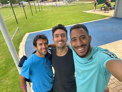 Selfi de Orlando Ortega con Jesús Ramos, a la izquierda, y Fernando Carro ante la pista de hierba de Potchefstroom.