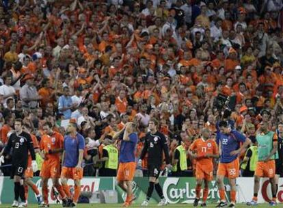 Los jugadores holandeses se retiran apesadumbrados por la derrota ante la consternación de sus seguidores.