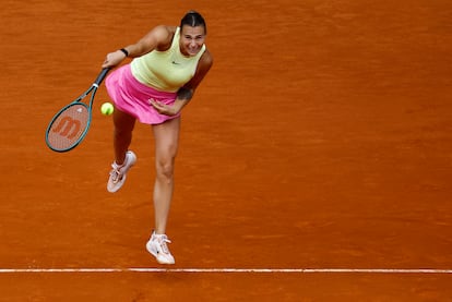 Sabalenka saca durante el partido de este viernes contra la polaca Magda Linette en el estadio Manolo Santana de la Caja Mágica (Madrid).